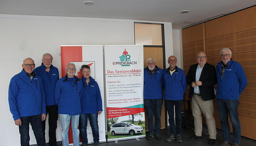 Eingespieltes Team: Die Fahrer des Seniorenmobils. Auch B&uuml;rgermeister Torsten Kunkel (2. von rechts) freut sich &uuml;ber so viel Engagement. Foto: Stefanie Jani