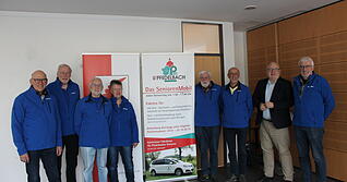 Eingespieltes Team: Die Fahrer des Seniorenmobils. Auch B&uuml;rgermeister Torsten Kunkel (2. von rechts) freut sich &uuml;ber so viel Engagement. Foto: Stefanie Jani