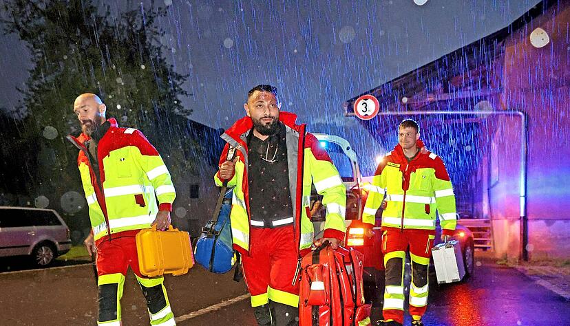 Die Helfer treffen zur Einsatzbesprechung ein: Notarzt Dr. Razvan Preda (links) mit einem Defibrillator, Adem Dibrani mit Notfallrucksack plus Sauerstoff und Christian Flemmer mit einem Kindernotarztkoffer.