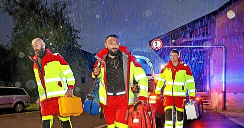 Die Helfer treffen zur Einsatzbesprechung ein: Notarzt Dr. Razvan Preda (links) mit einem Defibrillator, Adem Dibrani mit Notfallrucksack plus Sauerstoff und Christian Flemmer mit einem Kindernotarztkoffer. Die Helfer treffen zur Einsatzbesprechung ein: Notarzt Dr. Razvan Preda (links) mit einem Defibrillator, Adem Dibrani mit Notfallrucksack plus Sauerstoff und Christian Flemmer mit einem Kindernotarztkoffer.