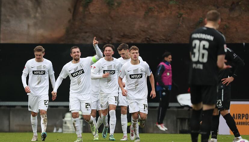 Luca Schnellbacher (2.v.l.) jubelt nach dem Treffer zum 2:1.