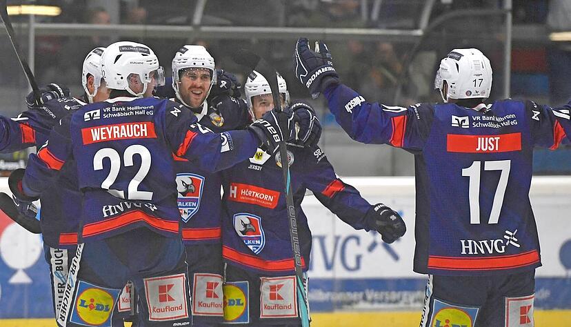 Die Spieler der Heilbronner >Falken bejubeln den Treffer zum 4:2 durch Thomas Supis kurz vor Ende des dritten Drittels. Die Spieler der Heilbronner >Falken bejubeln den Treffer zum 4:2 durch Thomas Supis kurz vor Ende des dritten Drittels.