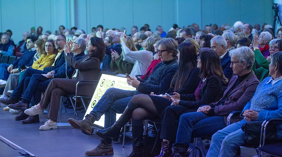 Auch die Besucher wurden beim Stimme-Wahlcheck einbezogen.