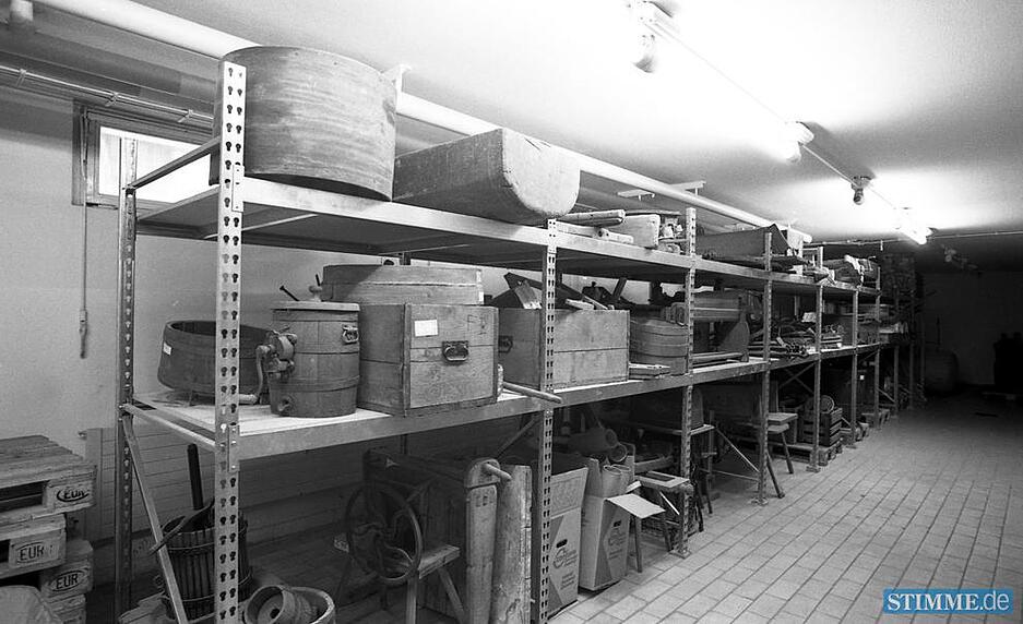 April 1989: Auch Sammlungsgut der Städtischen Museen Heilbronn lagern in den Räumen. Ein öffenlicher Zugang zum Lapidarium ist über viele Jahre nicht möglich.