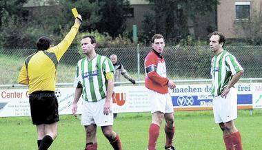 Edgar Mai zeigt Zuzenhausens Rene Redlich im Spiel gegen den FC Berwangen die gelbe Karte. Im Kreis Sinsheim floriert die Schiri-Zunft. (Foto: Klaus Krüger) Edgar Mai zeigt Zuzenhausens Rene Redlich im Spiel gegen den FC Berwangen die gelbe Karte. Im Kreis Sinsheim floriert die Schiri-Zunft. (Foto: Klaus Krüger)