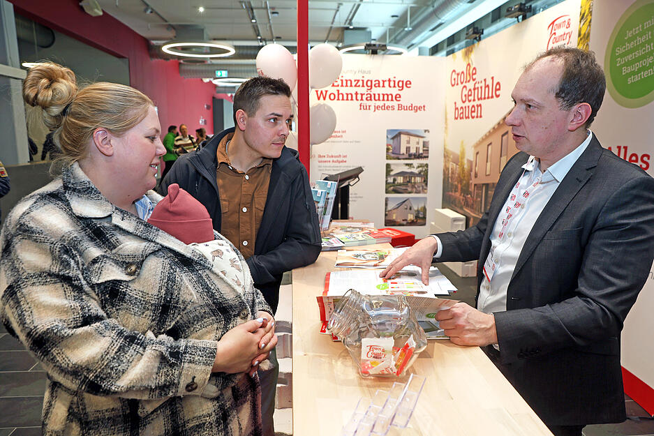 Jessica und Stefan Glaser informieren sich bei Andreas Keppeler &uuml;ber Massivh&auml;user.