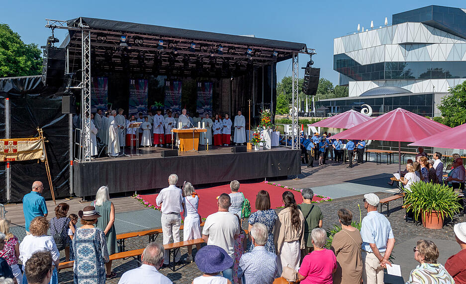 Gläubige Katholiken feiern jedes Jahr am zweiten Donnerstag nach Pfingsten Fronleichnam. Auch in Heilbronn haben sich zahlreiche Bürger zusammengefunden. Gläubige Katholiken feiern jedes Jahr am zweiten Donnerstag nach Pfingsten Fronleichnam. Auch in Heilbronn haben sich zahlreiche Bürger zusammengefunden.