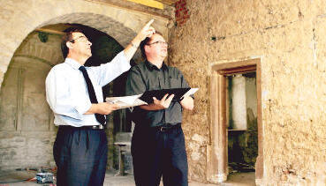 Bürgermeister Peter Dolderer (links) und Stadtbaumeister Enno Loose planen im Erdgeschoss des Greckenschlosses die künftige Nutzung.Fotos: Ralf Seidel Bürgermeister Peter Dolderer (links) und Stadtbaumeister Enno Loose planen im Erdgeschoss des Greckenschlosses die künftige Nutzung.Fotos: Ralf Seidel