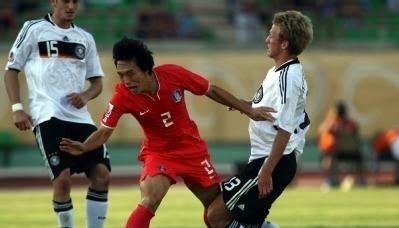 Björn Kopplin (r) bremst den Lauf des Südkoreaners Semih Aydilek (m). Björn Kopplin (r) bremst den Lauf des Südkoreaners Semih Aydilek (m).