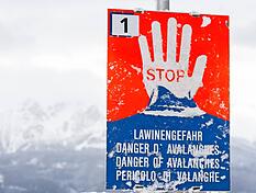 Ein Warnschild mit der Aufschrift "Stop- Lawinengefahr" ist im Raum Innsbruck zu sehen. (Symbolbild)