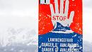 Ein Warnschild mit der Aufschrift "Stop- Lawinengefahr" ist im Raum Innsbruck zu sehen. (Symbolbild)