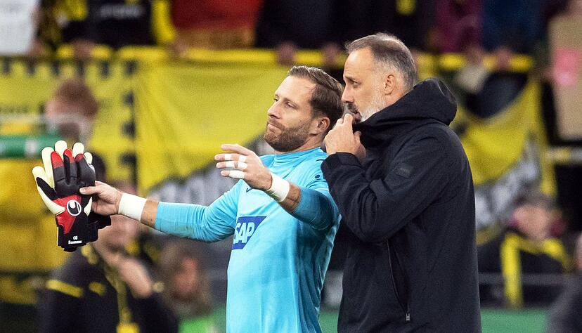 Hoffenheims Torwart Oliver Baumann (l) und Trainer Pellegrino Matarazzo reagieren nach dem Spiel gegen Dortmund. Hoffenheims Torwart Oliver Baumann (l) und Trainer Pellegrino Matarazzo reagieren nach dem Spiel gegen Dortmund.