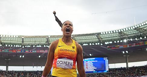 Der letzte Stoß war der große Erfolg: Yemisi Ogunleye jubelt über Gold.