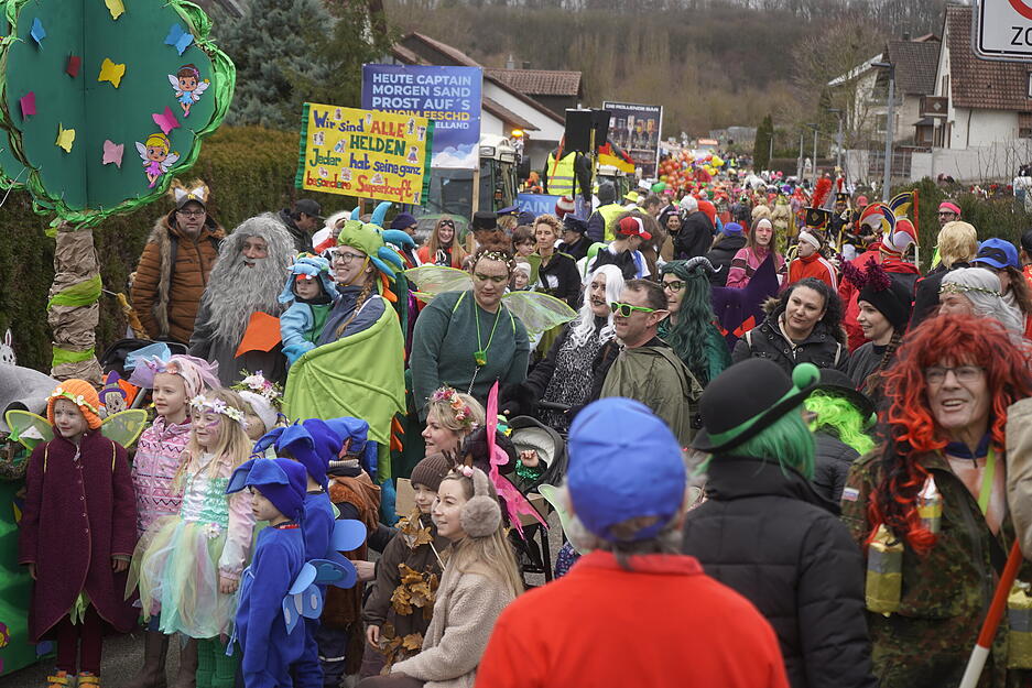Tausende Narren feiern am Faschingsdienstag ausgelassen in den Straßen. Tausende Narren feiern am Faschingsdienstag ausgelassen in den Straßen.