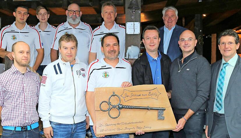 Freude bei Mitgliedern und Eröffnungsgästen über den Schlüssel zum Erfolg: Das soll das neue Tischfußballzentrum mit acht Turniertischen werden.Foto: Ute Plückthun