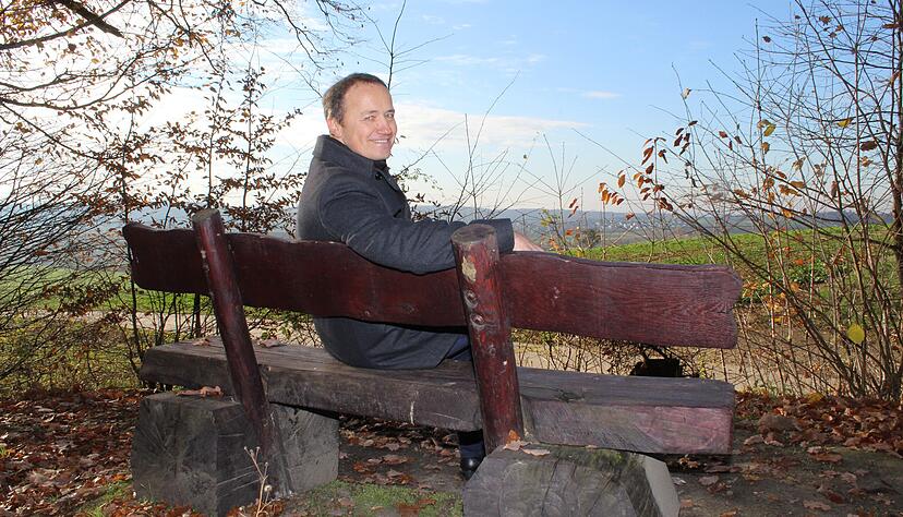 Gerd Kreiter liebt die Aussicht, die sich an seinem Lieblingsplatz bietet. Dabei handelt es sich um die Bank am Waldrand beim Grillplatz im Haftenwald.
Foto: Jörg Kühl Gerd Kreiter liebt die Aussicht, die sich an seinem Lieblingsplatz bietet. Dabei handelt es sich um die Bank am Waldrand beim Grillplatz im Haftenwald.
Foto: Jörg Kühl