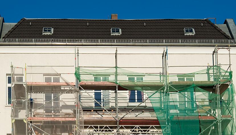 Ein Gerüst versperrt Ihnen die Sicht aus Ihrer Wohnung? Dann kann das eine Mietminderung rechtfertigen. Ein Gerüst versperrt Ihnen die Sicht aus Ihrer Wohnung? Dann kann das eine Mietminderung rechtfertigen.