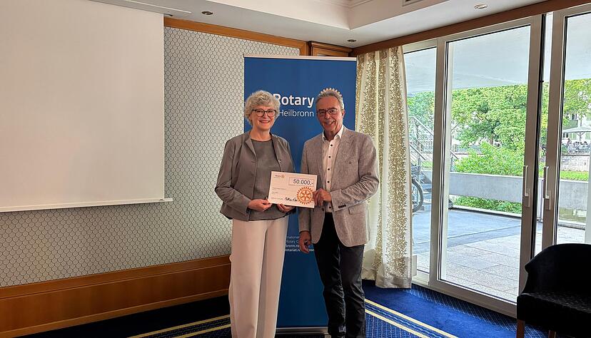 Christiane von Heiden nimmt den symbolischen Scheck über 50.000 Euro von Matthias Rau entgegen. Christiane von Heiden nimmt den symbolischen Scheck über 50.000 Euro von Matthias Rau entgegen.