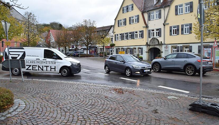 In der Ortsmitte Kupferzell ist die angekündigte abknickende Vorfahrt, die der Umleitungsstrecke folgen soll, am Samstagvormittag, 25. Oktober 2025, noch nicht eingerichtet. In der Ortsmitte Kupferzell ist die angekündigte abknickende Vorfahrt, die der Umleitungsstrecke folgen soll, am Samstagvormittag, 25. Oktober 2025, noch nicht eingerichtet.