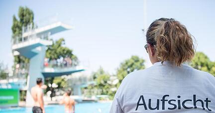 Eine Badeaufsicht schaut im Inselbad in Stuttgart-Untertürkheim Richtung Sprungturm. Eine Badeaufsicht schaut im Inselbad in Stuttgart-Untertürkheim Richtung Sprungturm.