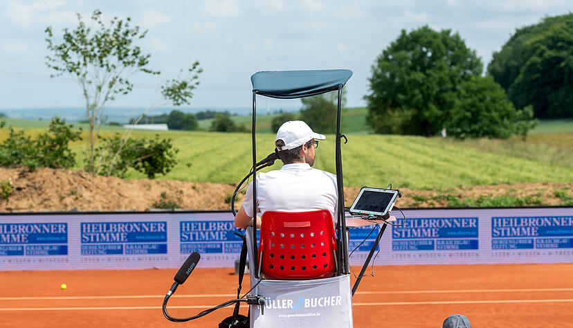 Besondere Blicke: Der Centercourt des Neckar-Cups in Bad Rappenau ist besonders, gew&auml;hrt Blicke ins Gr&uuml;ne.