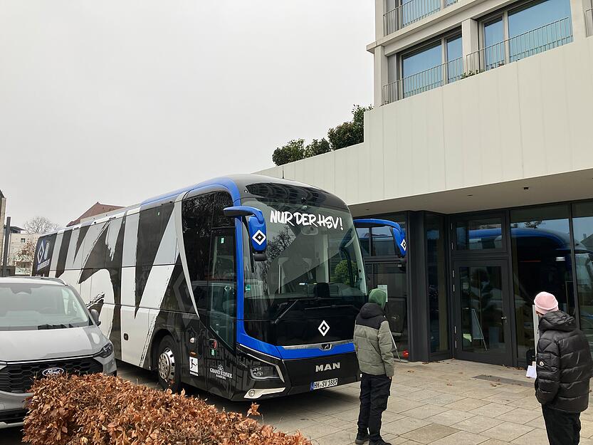 Der Mannschaftsbus vor der Tür gab jedoch schnell Aufschluss. Der Mannschaftsbus vor der Tür gab jedoch schnell Aufschluss.