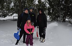 Olena Zaharova (hinten links) mit ihren Kindern Roman, Maria (vorne) und ihrer Nichte Marina. Die Familie genoss den Schneetag sichtlich. Olena Zaharova (hinten links) mit ihren Kindern Roman, Maria (vorne) und ihrer Nichte Marina. Die Familie genoss den Schneetag sichtlich.