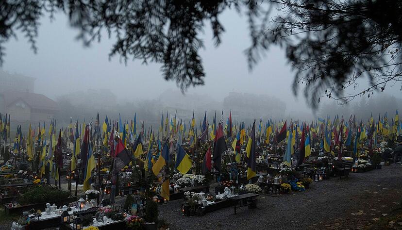 Soldatengräber in der Ukraine. UN-Beobachter haben seit dem Sommer deutlich mehr Fälle erfasst, in denen ukrainische Kriegsgefangene getötet wurden. (Symbolbild) Soldatengräber in der Ukraine. UN-Beobachter haben seit dem Sommer deutlich mehr Fälle erfasst, in denen ukrainische Kriegsgefangene getötet wurden. (Symbolbild)