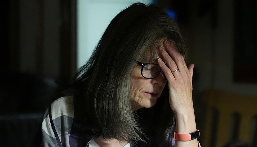 Mary E. Brunkow wird emotional, als sie von der Verleihung des Nobelpreises f&uuml;r Medizin 2025 erf&auml;hrt.