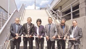 Scherenschnitte zur Bahnhofsfreigabe (von links): Sinsheims OB Rolf Geinert, Bahn-Vertreter Sven Hantel, Staatssekretärin Gisela Splett, Rhein-Neckar-Landrat Stefan Dallinger, Referatsleiter Dieter Glück vom Bundesverkehrsministerium und Christian Specht, Chef des Zweckverbands Verkehrsverbund Rhein-Neckar. Scherenschnitte zur Bahnhofsfreigabe (von links): Sinsheims OB Rolf Geinert, Bahn-Vertreter Sven Hantel, Staatssekretärin Gisela Splett, Rhein-Neckar-Landrat Stefan Dallinger, Referatsleiter Dieter Glück vom Bundesverkehrsministerium und Christian Specht, Chef des Zweckverbands Verkehrsverbund Rhein-Neckar.