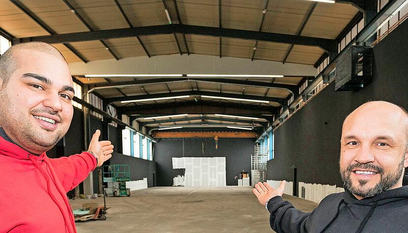 Nizam Kapici (links) und Alexander Burkhardt wollen an Ostern einen Indoor-Park mit verschiedenen Trampolinen in Meimsheim eröffnen. Die Halle in der Daimlerstraße ist derzeit noch eine Baustelle. Foto: Wolfgang Müller Nizam Kapici (links) und Alexander Burkhardt wollen an Ostern einen Indoor-Park mit verschiedenen Trampolinen in Meimsheim eröffnen. Die Halle in der Daimlerstraße ist derzeit noch eine Baustelle. Foto: Wolfgang Müller