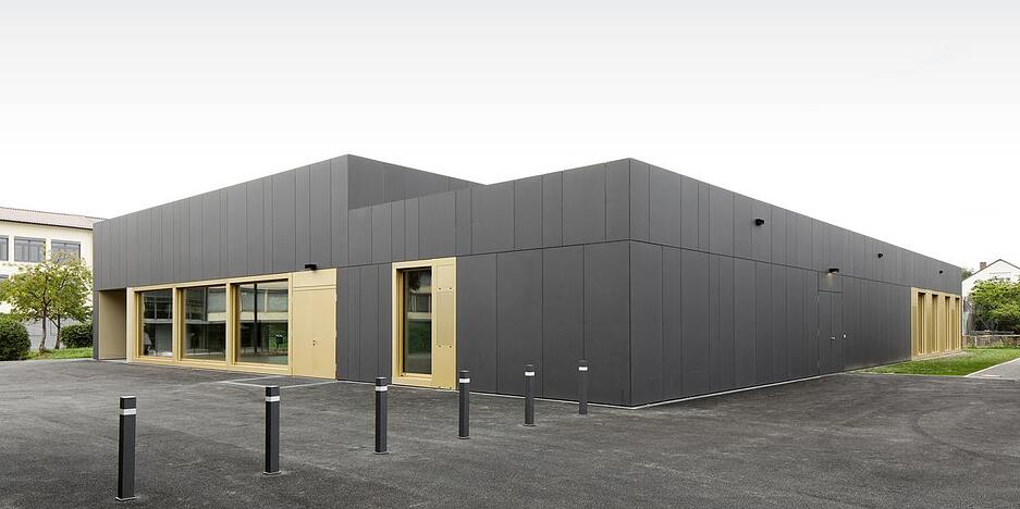 Sporthalle mit Betreuungszentrum in Lauffen: mutiger und selbstbewusster Bau mit architektonischem Geschick.
Foto: Bernd Nörig