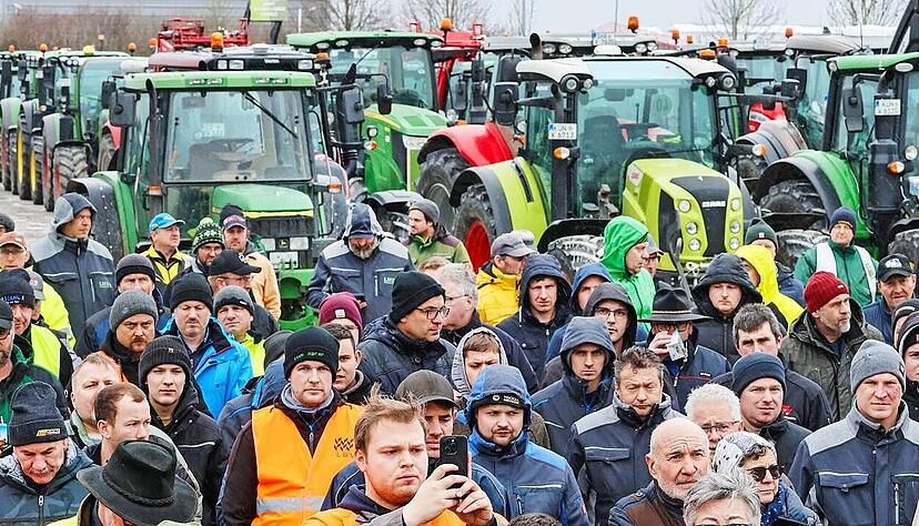 Mehr als 250 Landwirte beim Protest am Parkplatz vor der Arena Hohenlohe in Ilshofen. Foto: Archiv/Ufuk Arslan