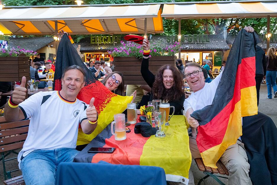 Public Viewing im Food Court - EM Auftraktspiel Deutschland vs Schottland