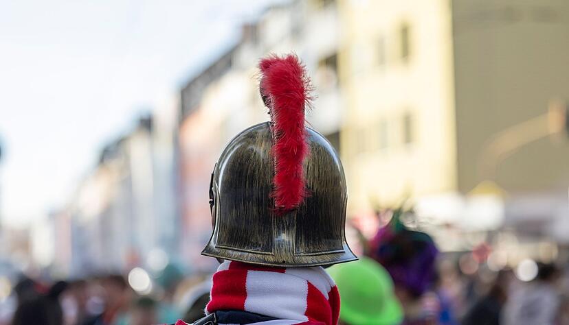Verkleidung ja &ndash; Uniform nein: Amtskleidung oder t&auml;uschend echte Abzeichen sind an Karneval tabu und k&ouml;nnen strafbar sein.