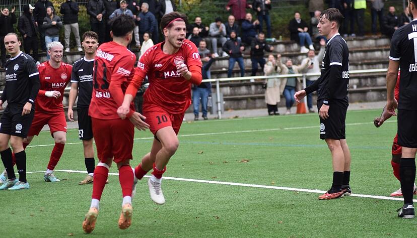 Mert Okar bejubelt sein Kopfballtor zum 2:0 für Türkspor Neckarsulm gegen den TSV Oberensingen, das er nach einem Eckball erzielt.
