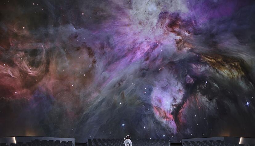 Nach Angaben einer Sprecherin ist das Planetarium in Prag nach dem Umbau eines der ersten volldigitalen LED-Planetarien der Welt.