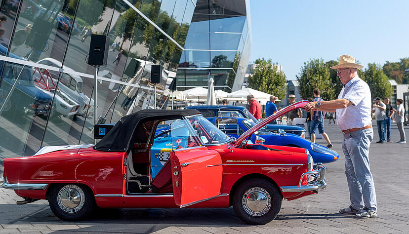 Eleganz in seiner schönsten Form: Wer möchte nicht mal mit dem knallroten Wankel-Spider in der Amerika-Ausführung von 1965 eine Spritztour machen?