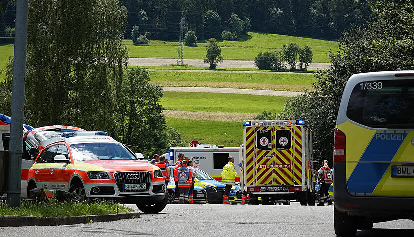 Rettungsdienste und Polizei stehen an einer Straße in Albstadt-Lautlingen.