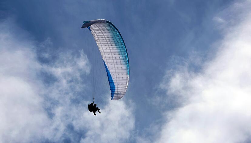 Zwei Männer werden kurz nach dem Unglück in ein Krankenhaus gebracht. (Symbolbild) Zwei Männer werden kurz nach dem Unglück in ein Krankenhaus gebracht. (Symbolbild)
