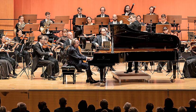 Widmeten sich Robert Schumanns Konzert für Klavier und Orchester a-Moll: Pianist Rudolf Buchbinder und das Württembergische Kammerorchester Heilbronn unter Risto Joost. Widmeten sich Robert Schumanns Konzert für Klavier und Orchester a-Moll: Pianist Rudolf Buchbinder und das Württembergische Kammerorchester Heilbronn unter Risto Joost.