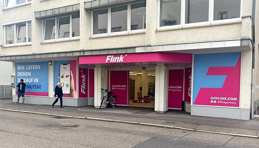 Von der Heilbronner Filiale in der Titotstraße aus verspricht der Lieferdienst Flink die Auslieferung der per App bestellten Ware im Zwei-Kilometer-Umkreis in nur wenigen Minuten.
Fotos: Archiv/Fritze, dpa Von der Heilbronner Filiale in der Titotstraße aus verspricht der Lieferdienst Flink die Auslieferung der per App bestellten Ware im Zwei-Kilometer-Umkreis in nur wenigen Minuten.
Fotos: Archiv/Fritze, dpa