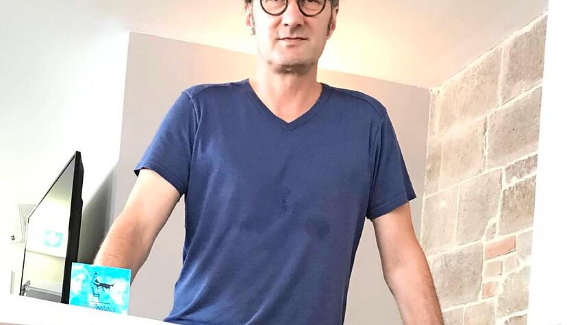 Im Gebäude gefunden: Der Wirt präsentiert stolz eine restaurierte Truhe. Im Gebäude gefunden: Der Wirt präsentiert stolz eine restaurierte Truhe.