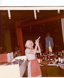 Irmgard Reule auf einer alten Polaroid-Aufnahme, die sie beim Cocktail mixen in einer anderen Lokalität zeigt. Foto: privat Irmgard Reule auf einer alten Polaroid-Aufnahme, die sie beim Cocktail mixen in einer anderen Lokalität zeigt. Foto: privat