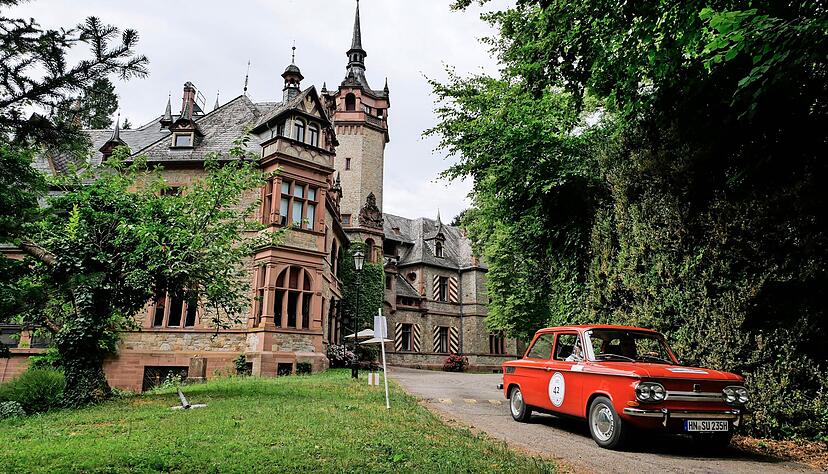 Schöne Kulisse: Der NSU TT vor Schloss Langenzell in Wiesenbach bei Heidelberg.