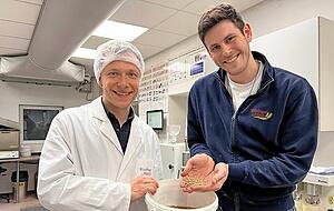 Willi Erich Frie&szlig;inger (links) und Lebensmitteltechniker Markus Wein sprechen im Labor &uuml;ber die Qualit&auml;t des Getreides.