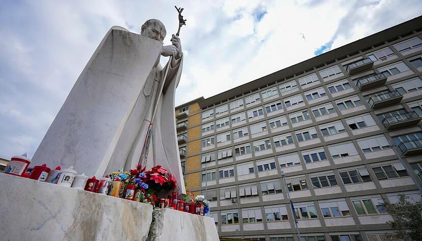 Papst Franziskus muss l&auml;nger im Gemelli-Krankenhaus bleiben, wo auch schon sein Vorvorg&auml;nger Johannes Paul II. behandelt wurde. An den polnischen Papst erinnert dort heute ein Denkmal.