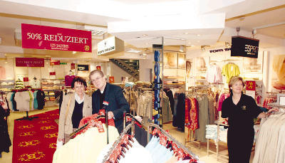 Mit zahlreichen Aktionen feiert das Modehaus Burkardt auch in der Öhringer Filiale sein 125-jähriges Firmenjubiläum. Filialleiter Gerhard Meyer (Zweiter von links) hat für seine Kunden einige Überraschungen parat. (Foto: Juergen Koch)