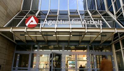 Der unverändert milde Winter hat auch im Februar den Anstieg der Arbeitslosigkeit deutlich gebremst. Der unverändert milde Winter hat auch im Februar den Anstieg der Arbeitslosigkeit deutlich gebremst.