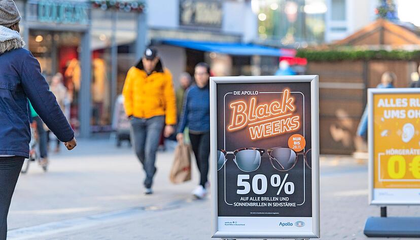 Auch in der Fleiner Straße in Heilbronn wird auf Rabattaktionen im Rahmen des anstehenden Black Fridays aufmerksam gemacht.
Foto: Mario Berger Auch in der Fleiner Straße in Heilbronn wird auf Rabattaktionen im Rahmen des anstehenden Black Fridays aufmerksam gemacht.
Foto: Mario Berger